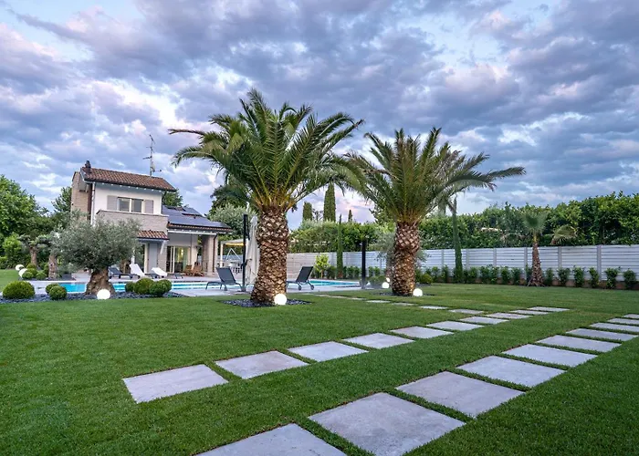 Villa Sirmione Front Lake