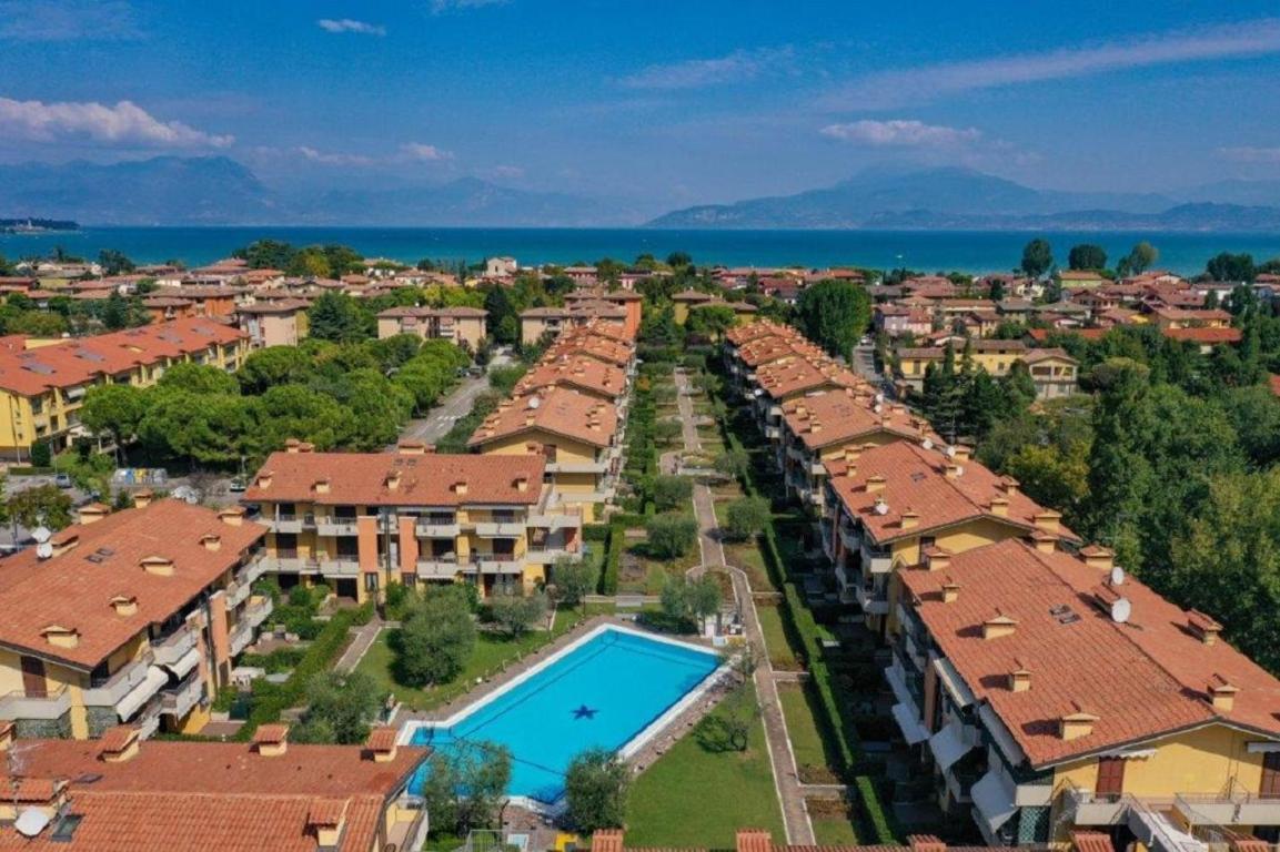 Discovery Flat With Pool & Bikes *