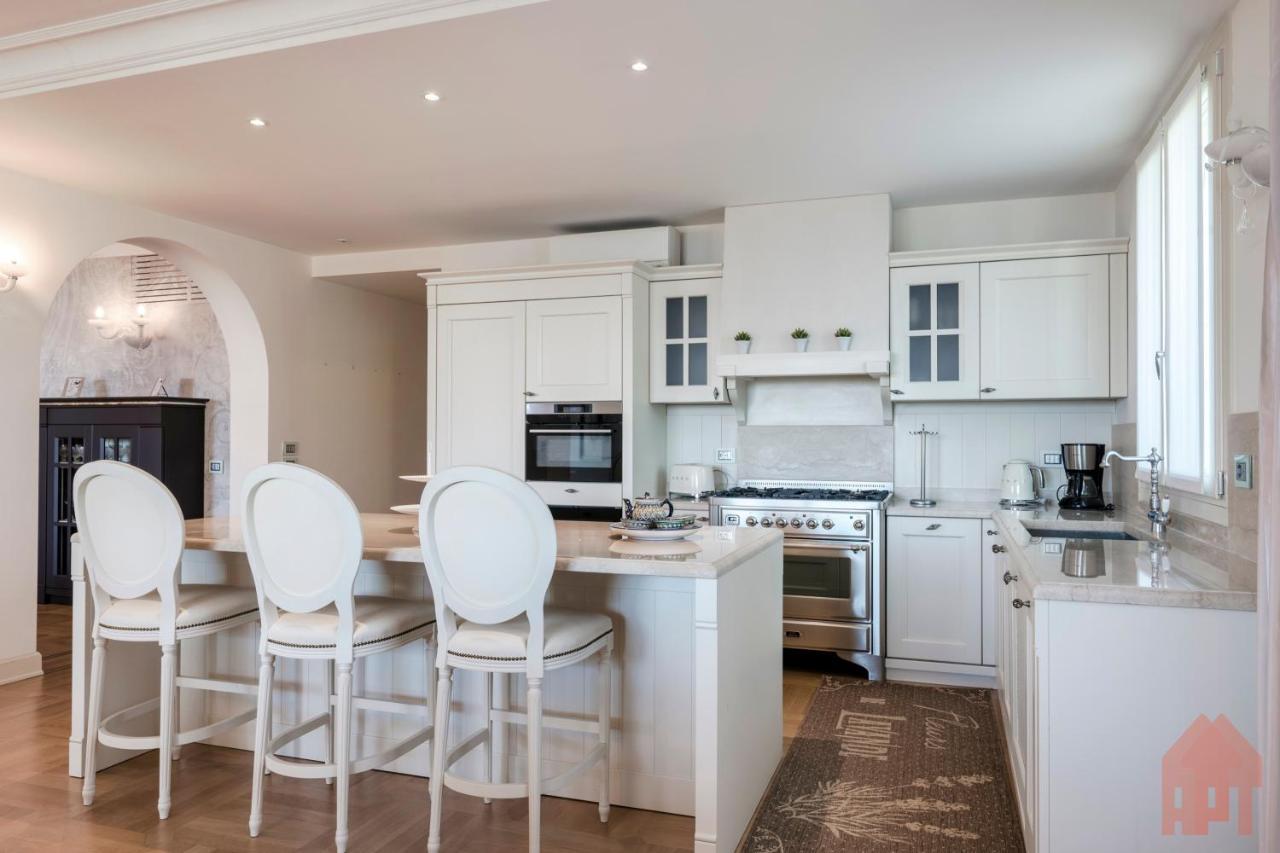 Apt24 - Luxury Lakefront Onassis Villa *