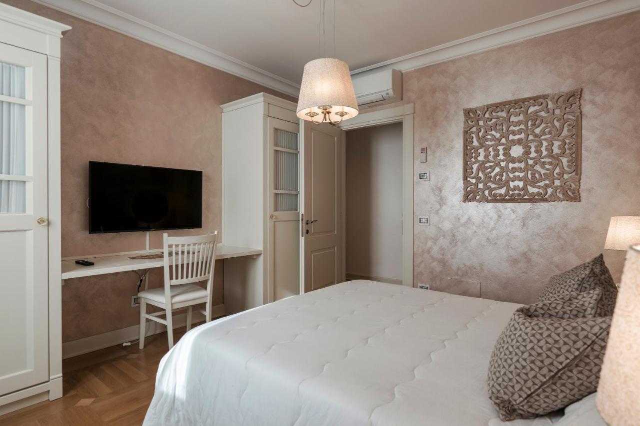 Apt24 - Luxury Lakefront Onassis Villa