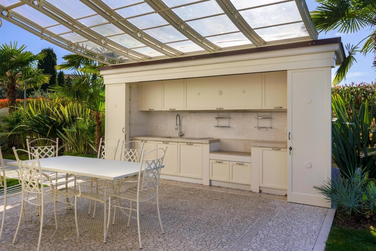 Apt24 - Luxury Lakefront Onassis Villa *