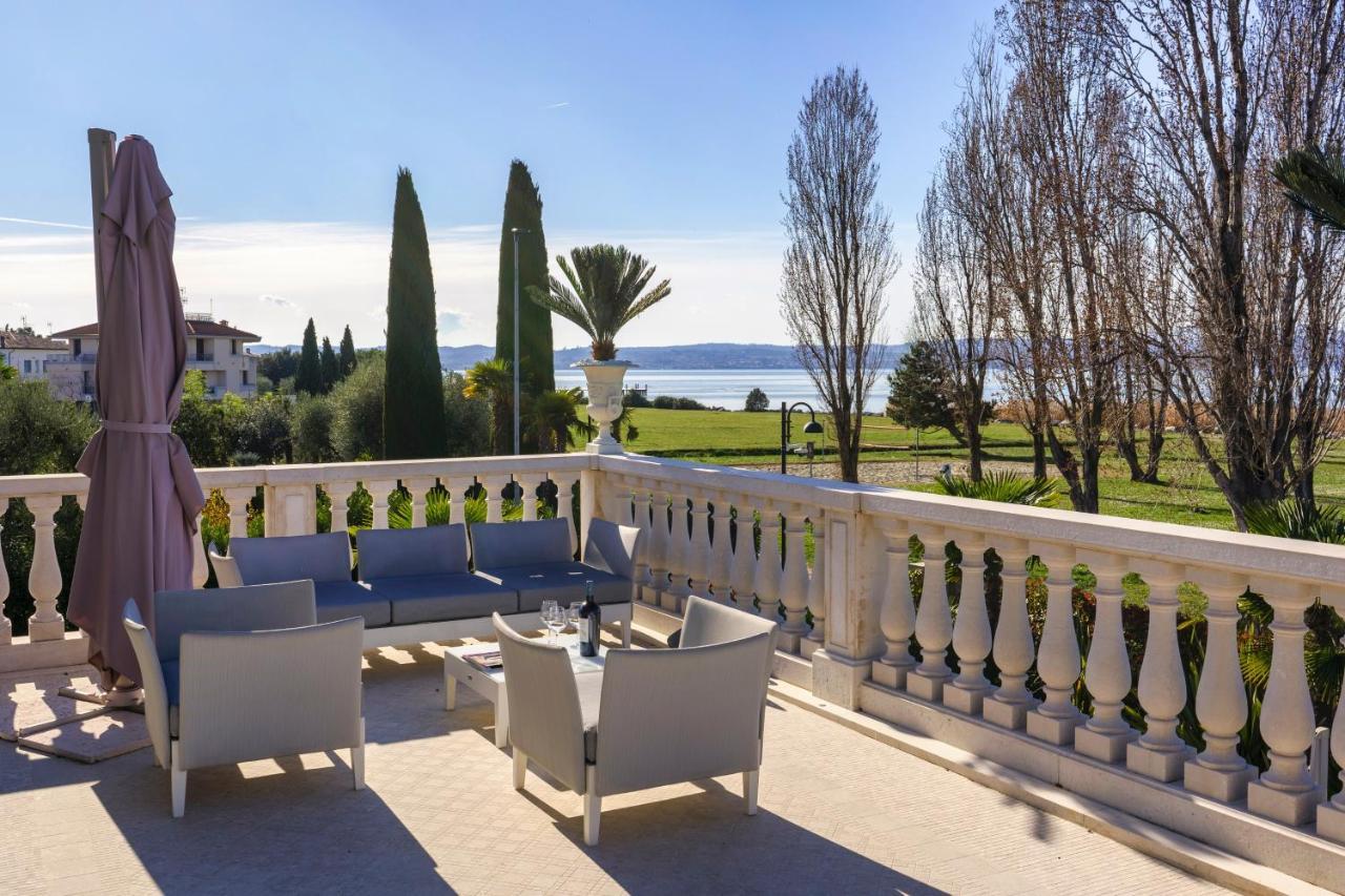 Apt24 - Luxury Lakefront Onassis Villa *