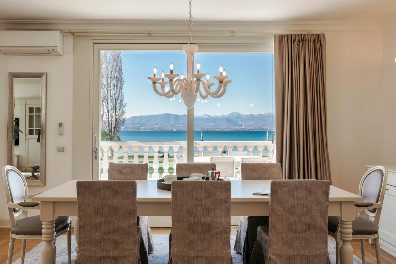 Apt24 - Luxury Lakefront Onassis Villa