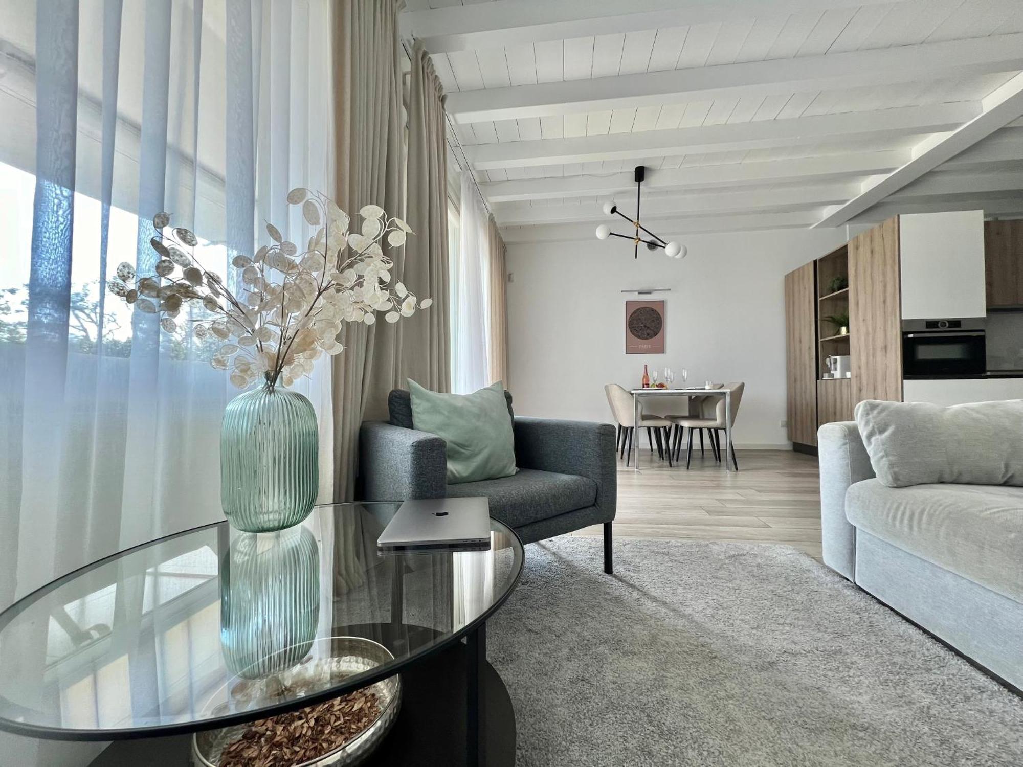 Paganini And Apartment *