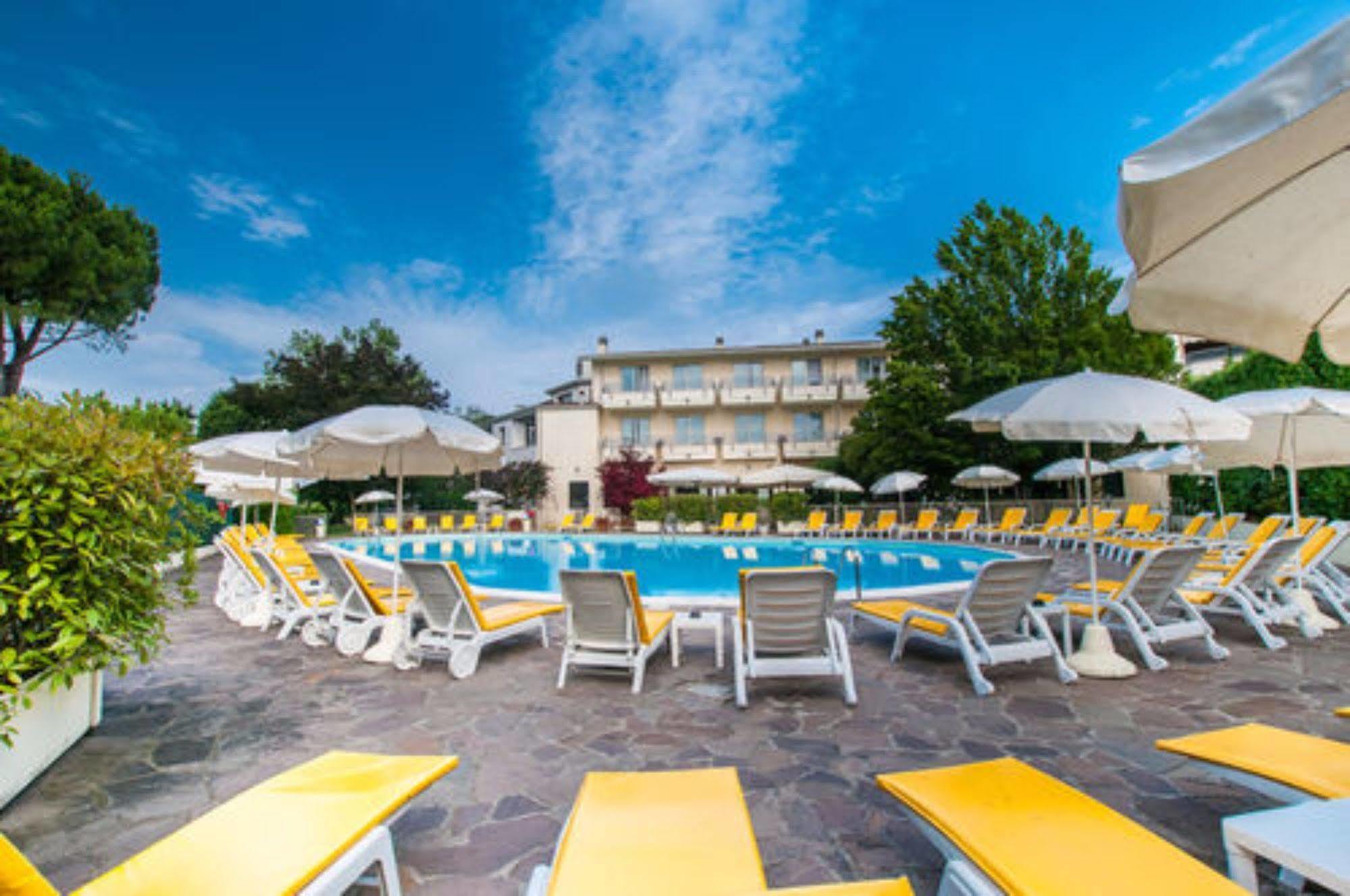Du Parc Hotel 4*