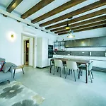 Lake Breeze Apartment