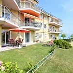 Costa D\'Oro Lake Apartment