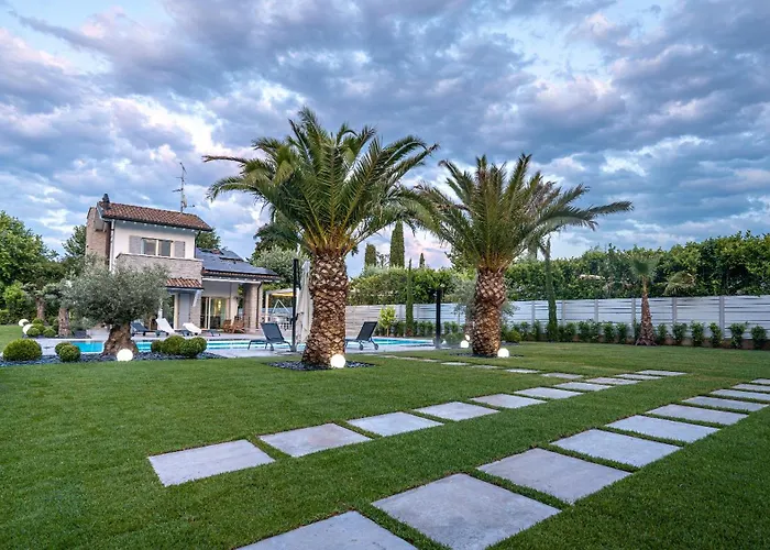 Villa Sirmione Front Lake