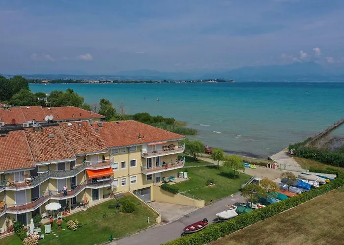 Costa D\'Oro Lake Apartment