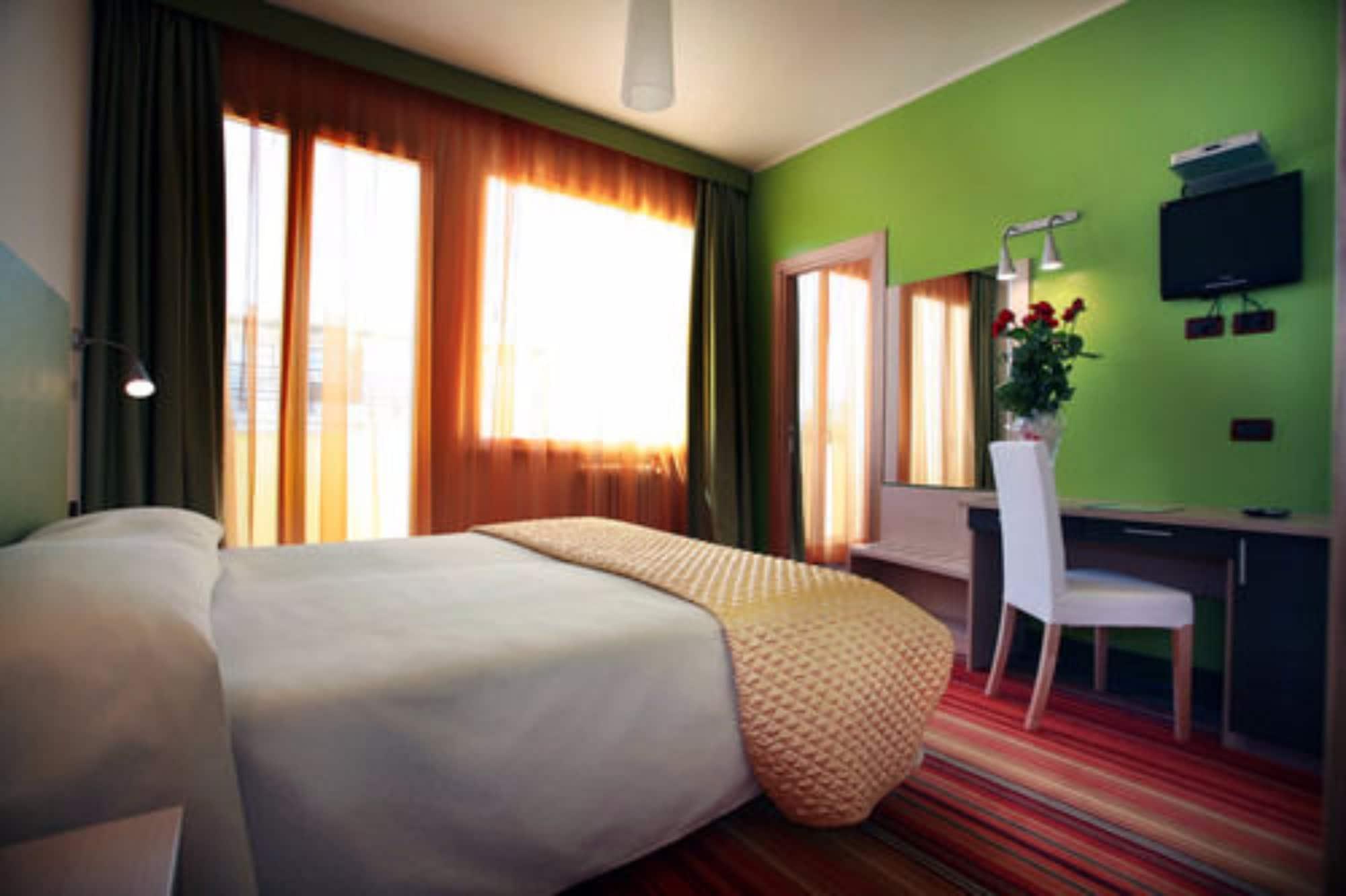 Hi Hotels Sirmione - Lakeview Pool 3* Sirmione