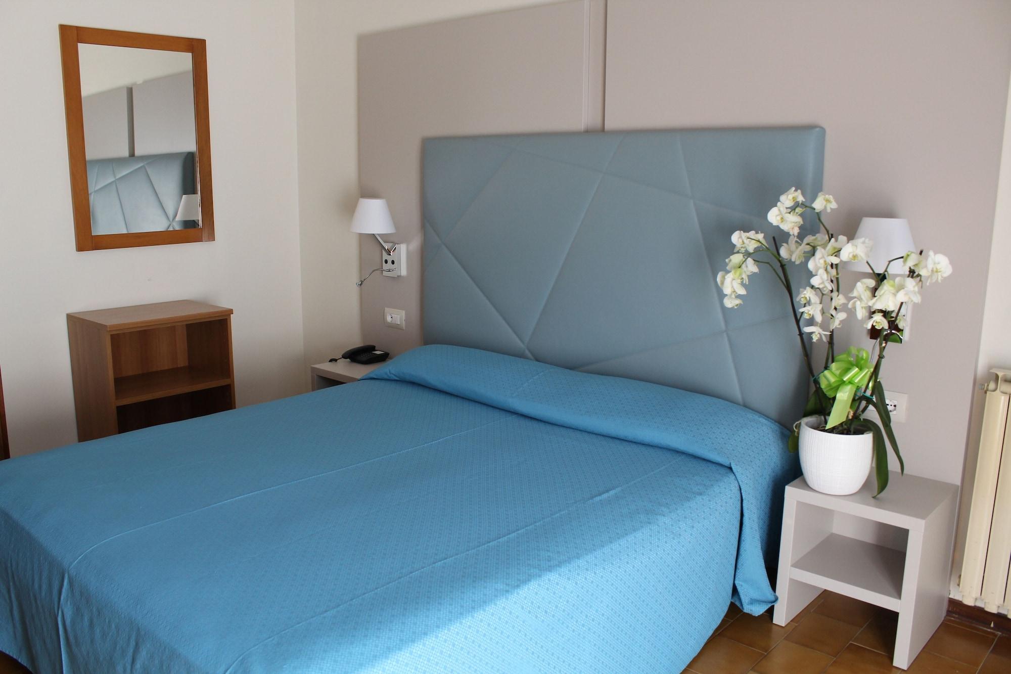 Khách sạn hẻo lánh Holiday 3*