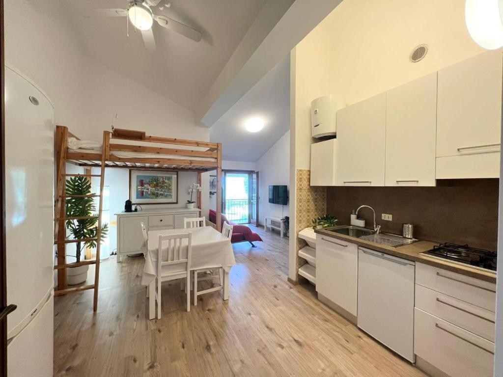 Ena Apt Fronte Lago Bilocale Con Piscina Parco E Pontile Privato Apartment