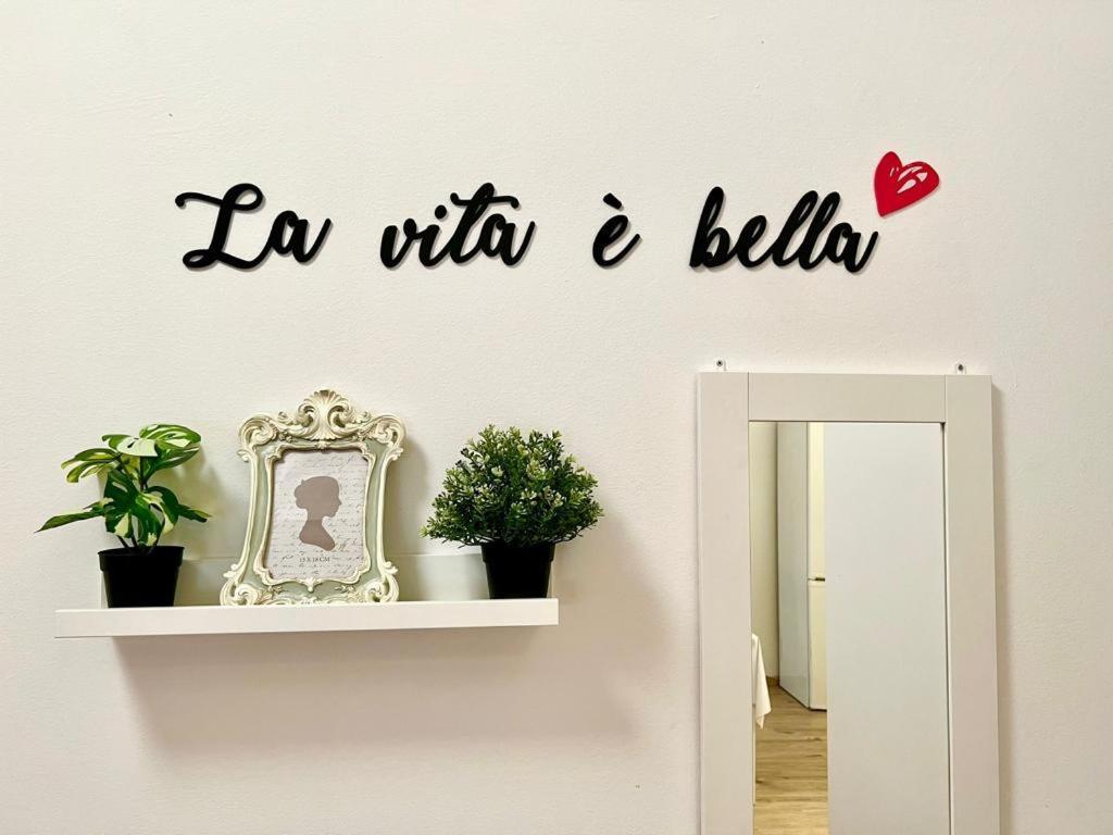 Huoneisto Ena Apt Fronte Lago Bilocale Con Piscina Parco E Pontile Privato