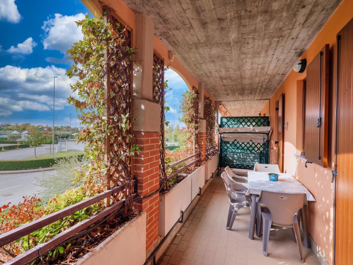 Flowered Balcony - 2 Bedrooms Apartment *