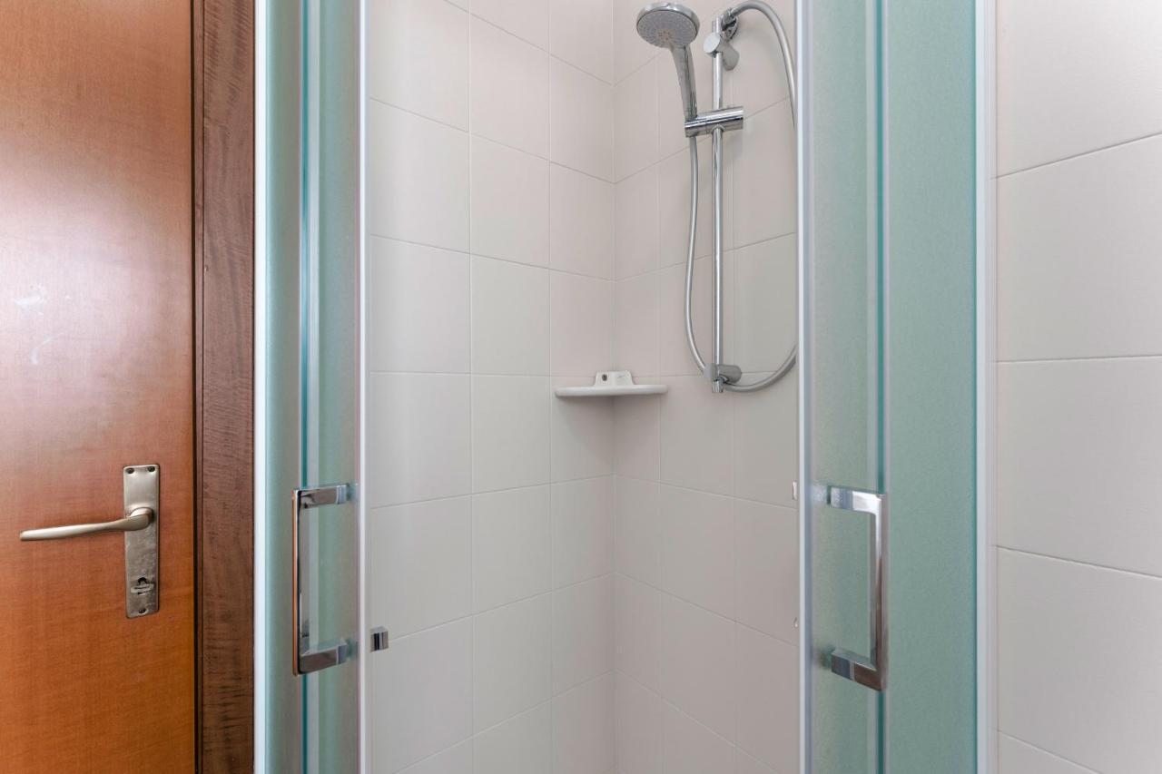 Apartament Angelica - Piano Terra Con Terrazza, Piscina E Garage Sirmione