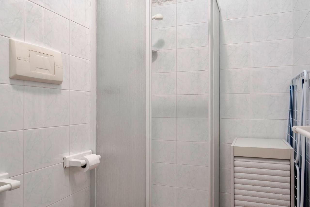 Azzurra - Monolocale Con Piscina E Wifi Huoneisto