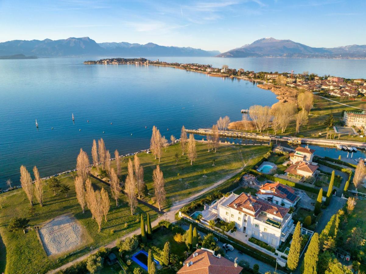 Apt24 - Luxury Lakefront Onassis Villa *