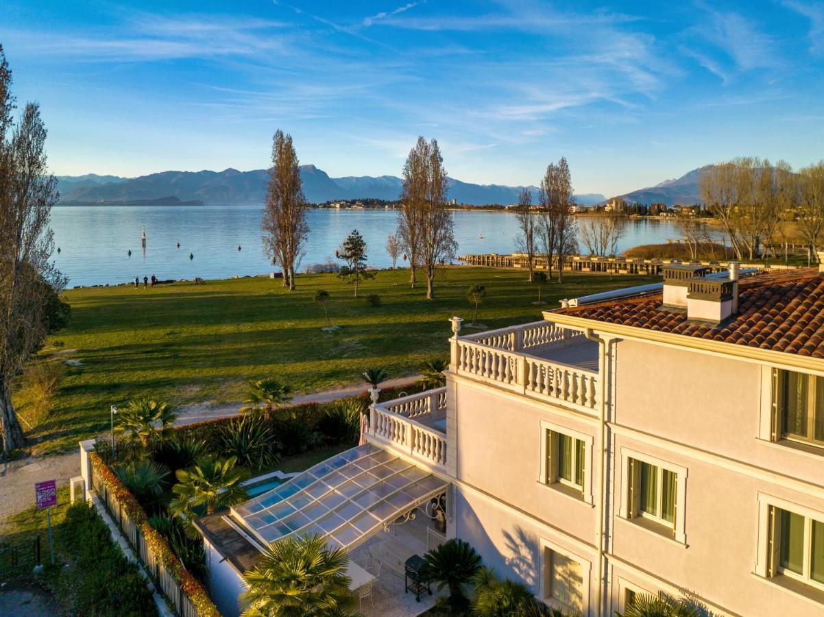 Apt24 - Luxury Lakefront Onassis Villa