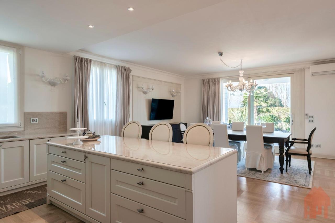 Apt24 - Luxury Lakefront Onassis Biệt thự *