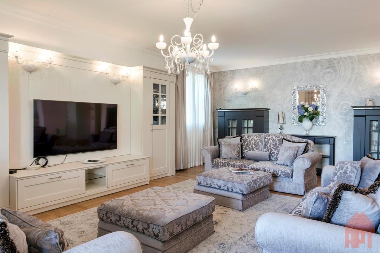 Apt24 - Luxury Lakefront Onassis Biệt thự *