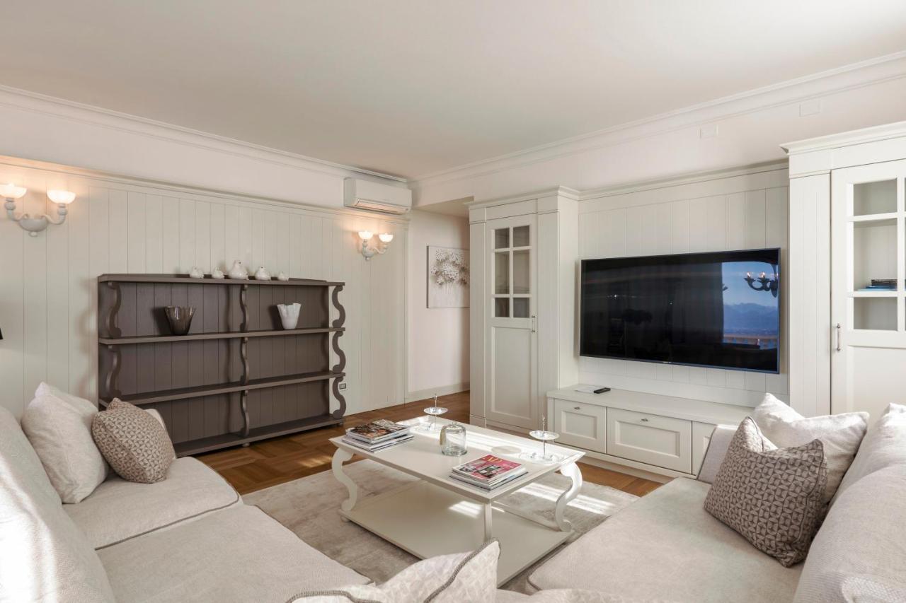 Biệt thự Apt24 - Luxury Lakefront Onassis *