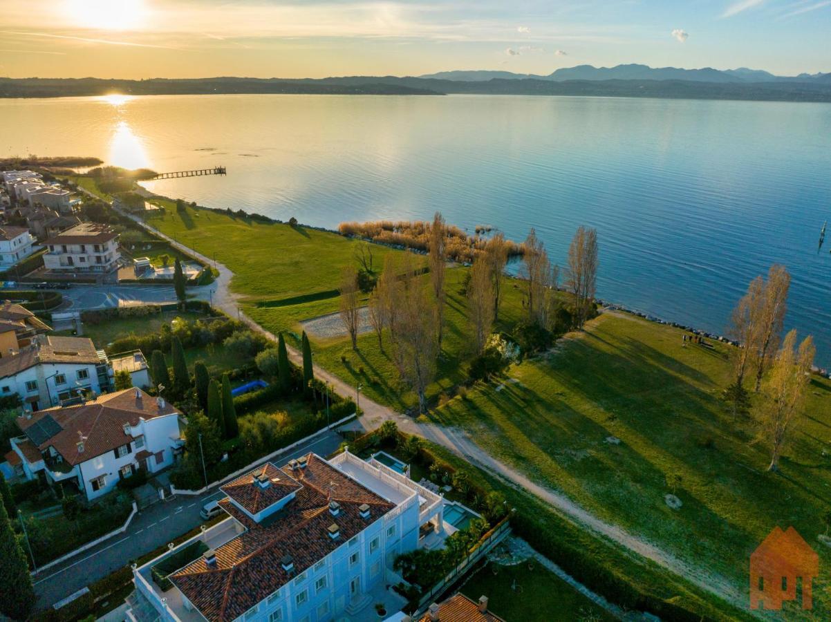 Apt24 - Luxury Lakefront Onassis Biệt thự *