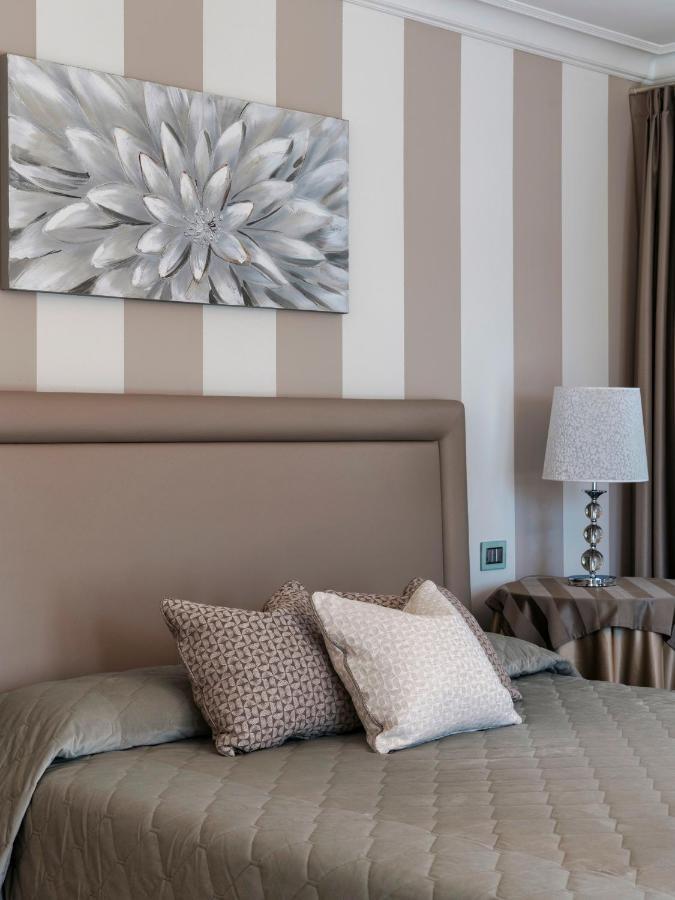 Apt24 - Luxury Lakefront Onassis Villa