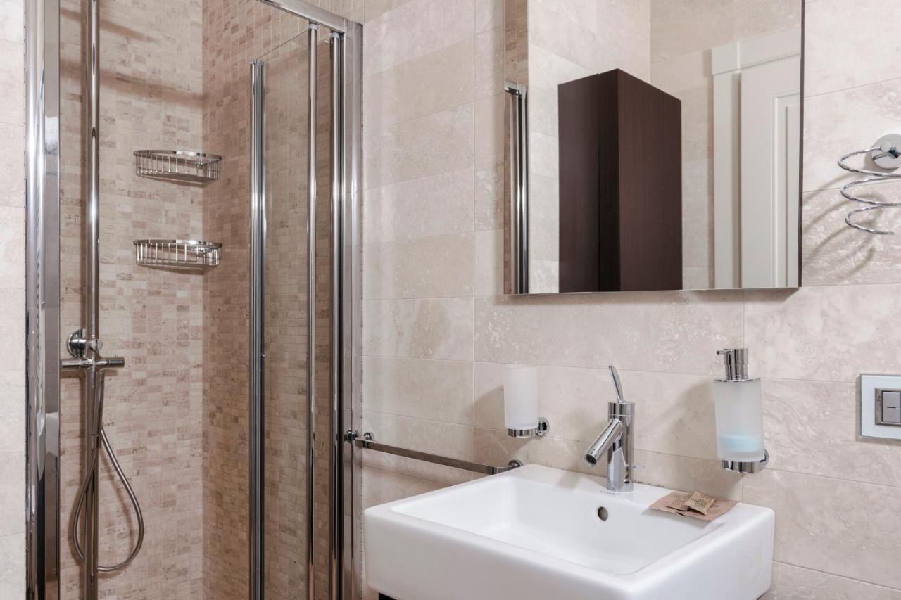 Apt24 - Luxury Lakefront Onassis