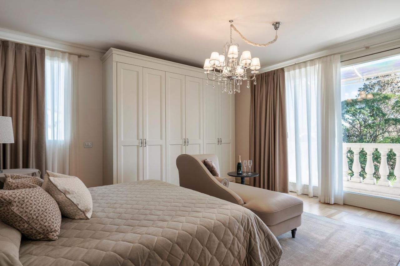 Apt24 - Luxury Lakefront Onassis Villa
