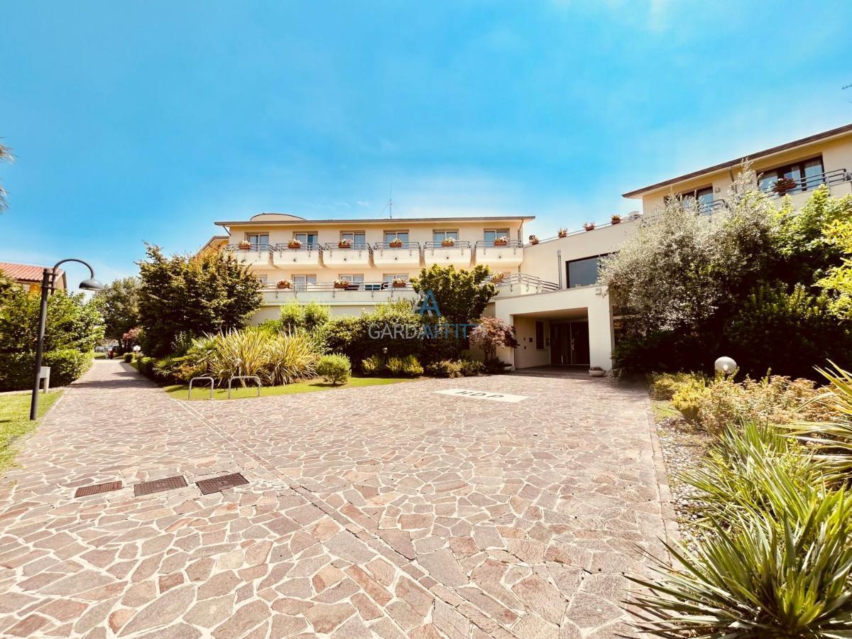 Mercury - Vista Con Piscina Apartment Sirmione