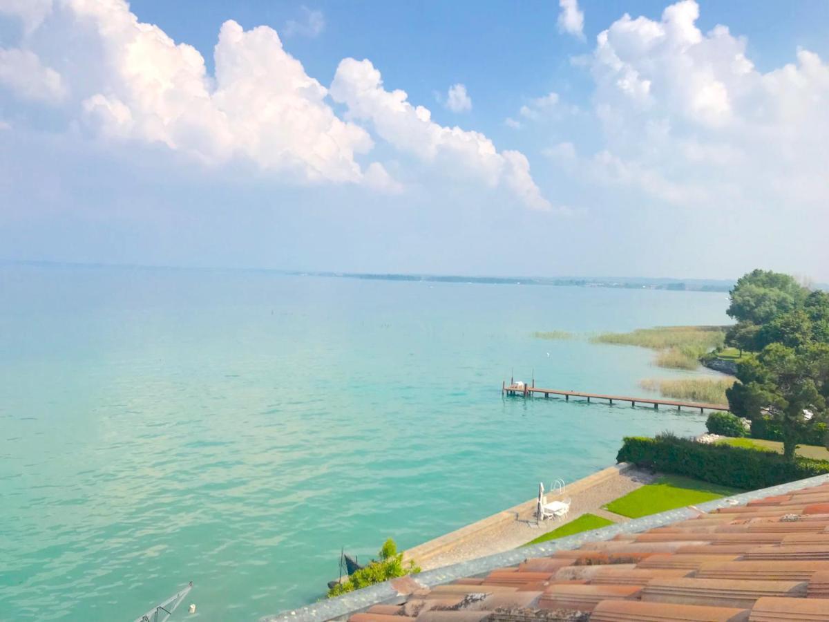 Apartment Stella On The With Private Sirmione