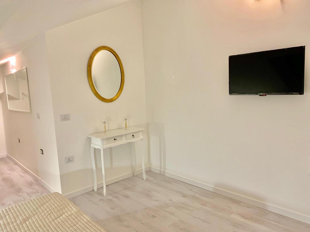 Apartment Stella On The With Private Sirmione