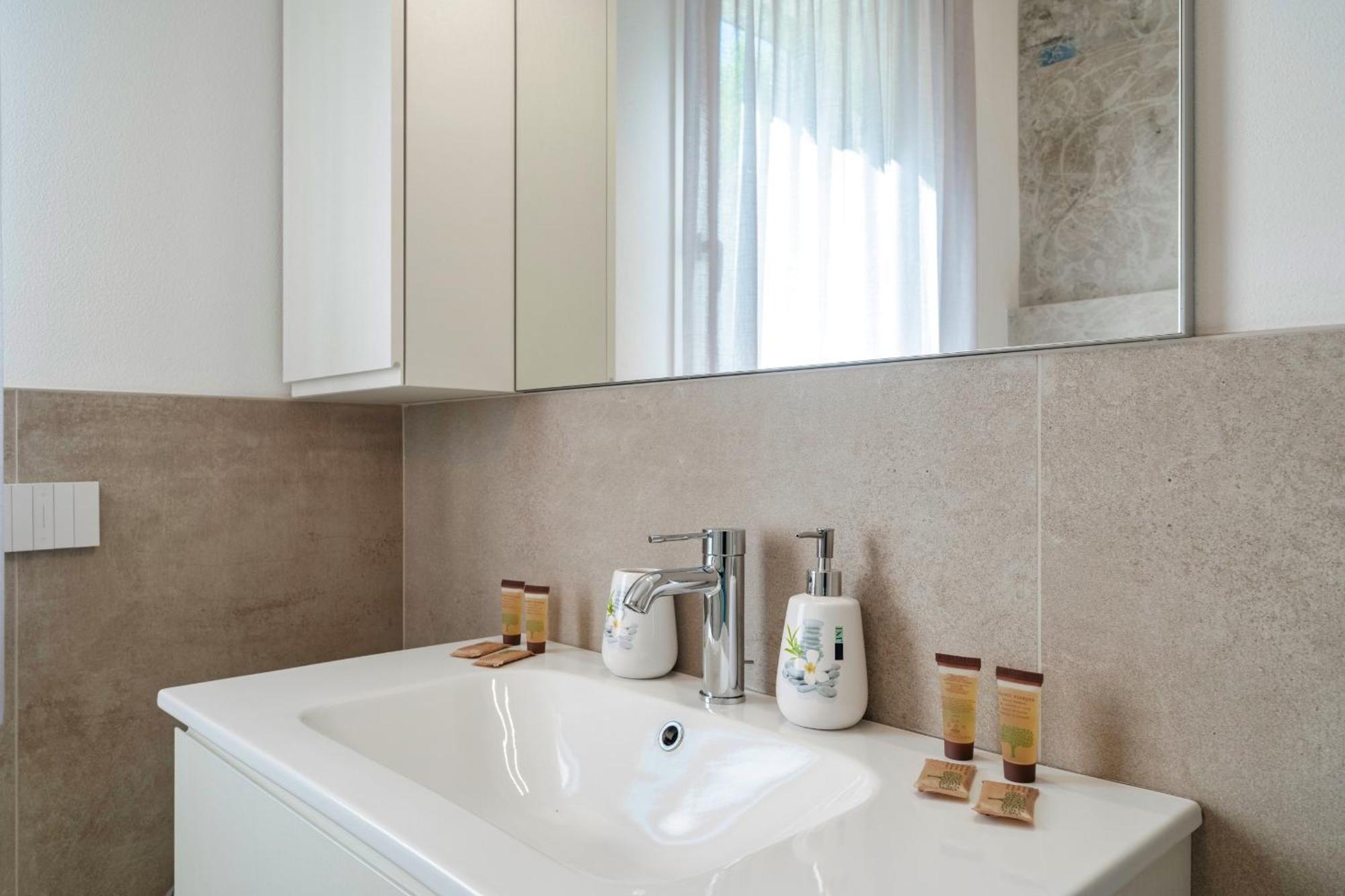 Apt24 - Superb 4 *