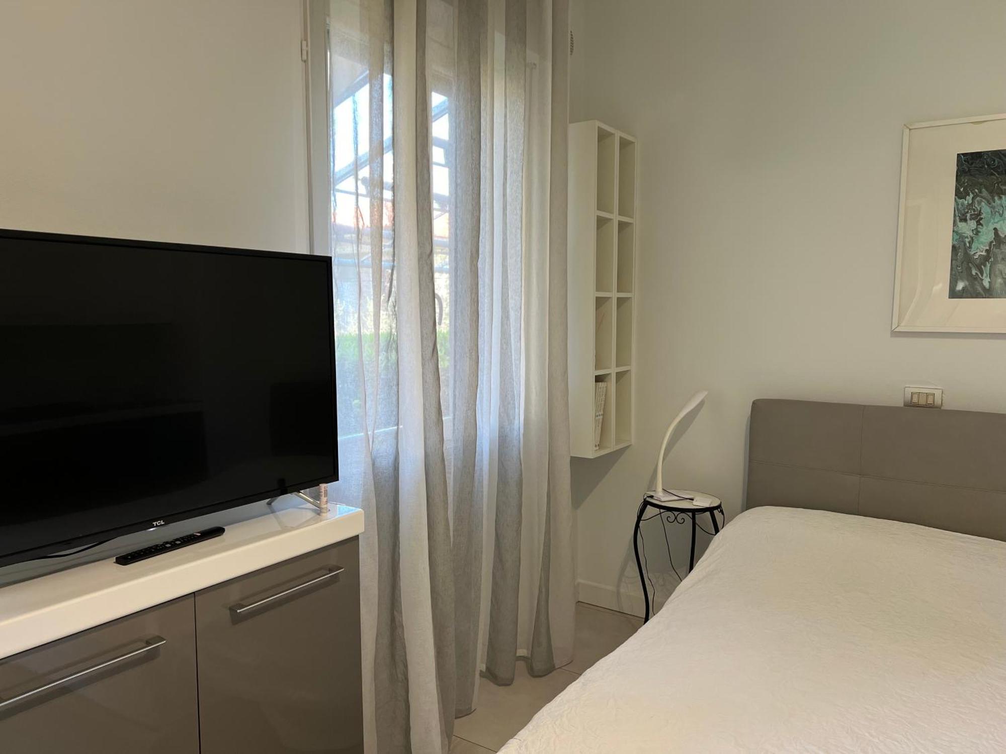 - With Lakefront Pool Apartment *