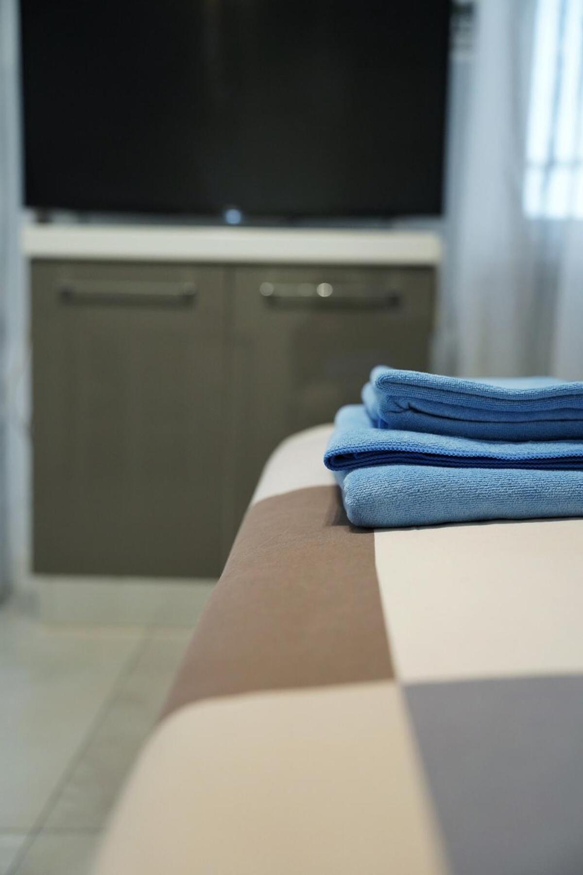 - With Lakefront Pool Apartment *