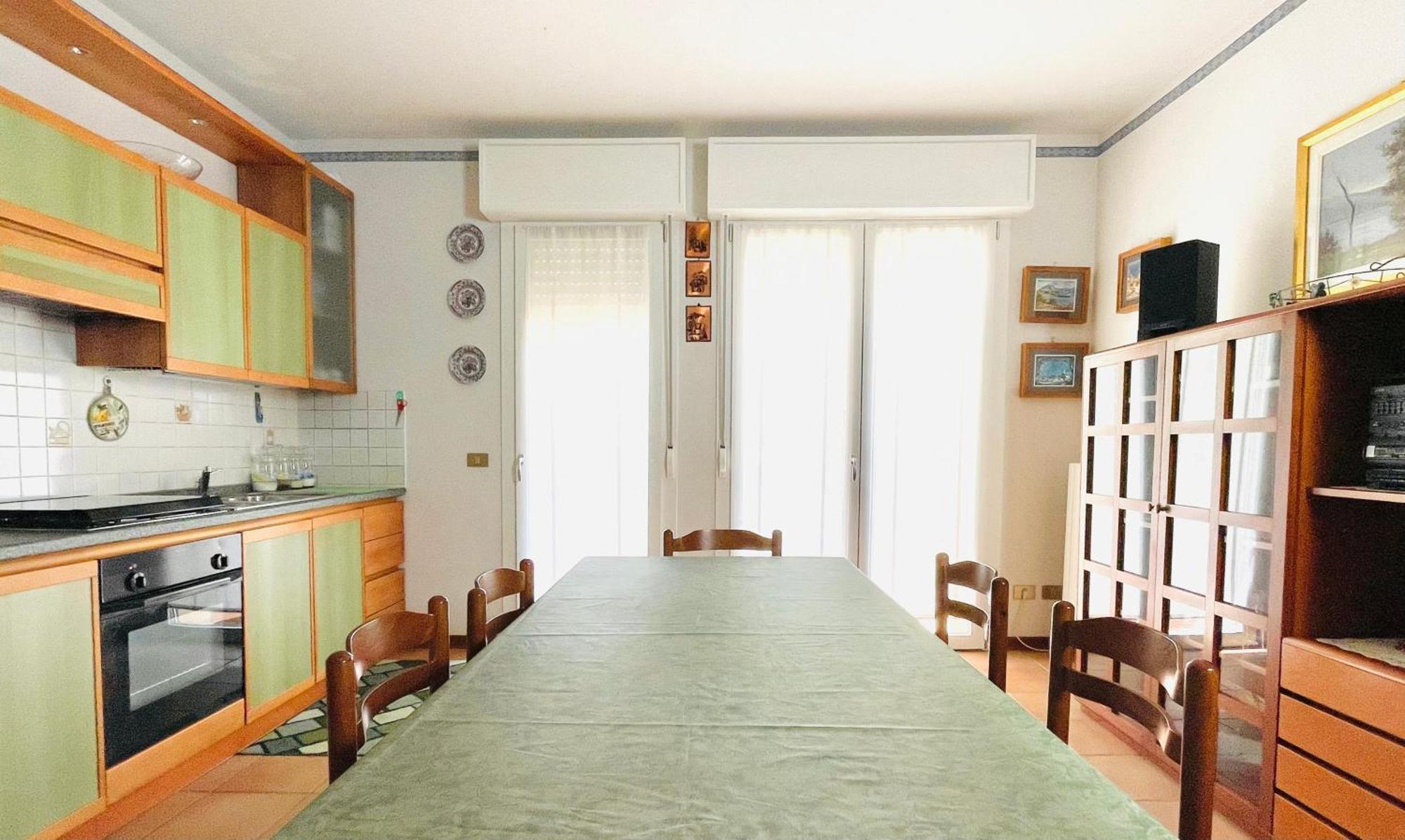 Peaceful Near Center With Pool *