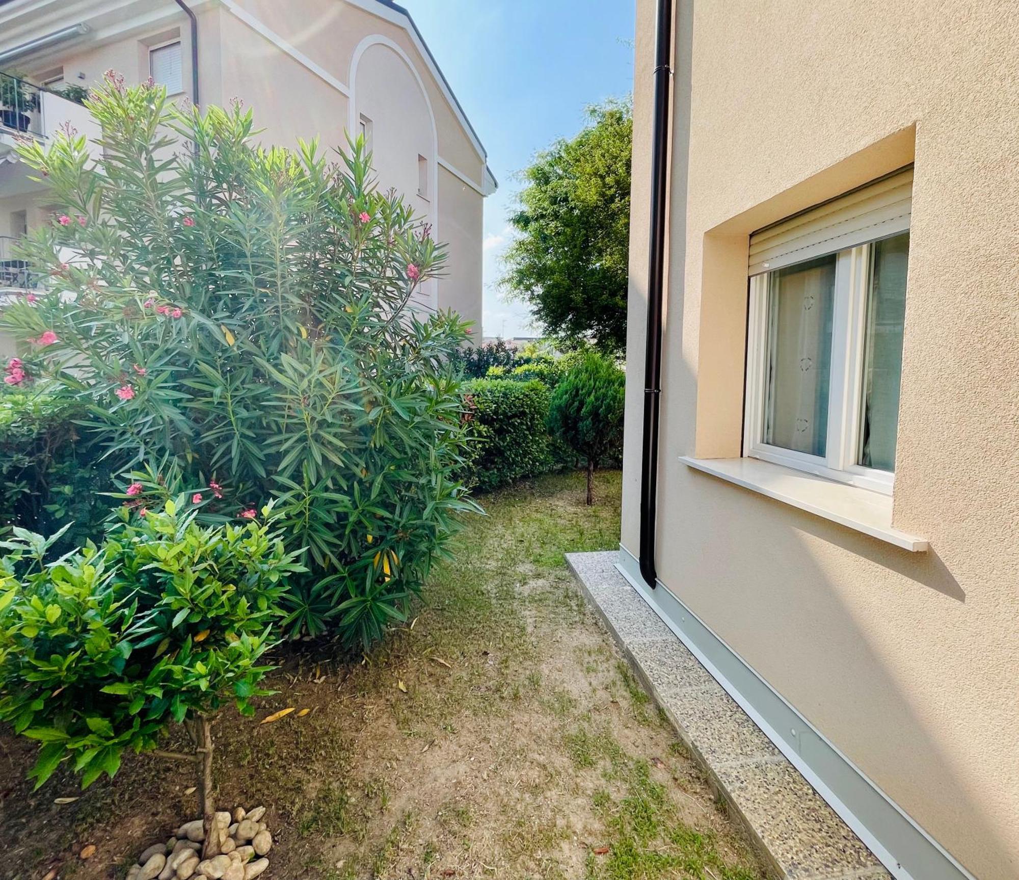 Peaceful Near Center With Pool *