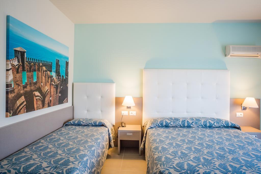 Khách sạn hẻo lánh Holiday Sirmione