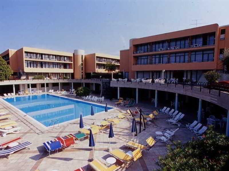 Holiday Khách sạn hẻo lánh 3*