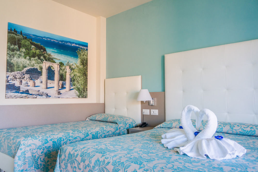 Holiday Khách sạn hẻo lánh 3*