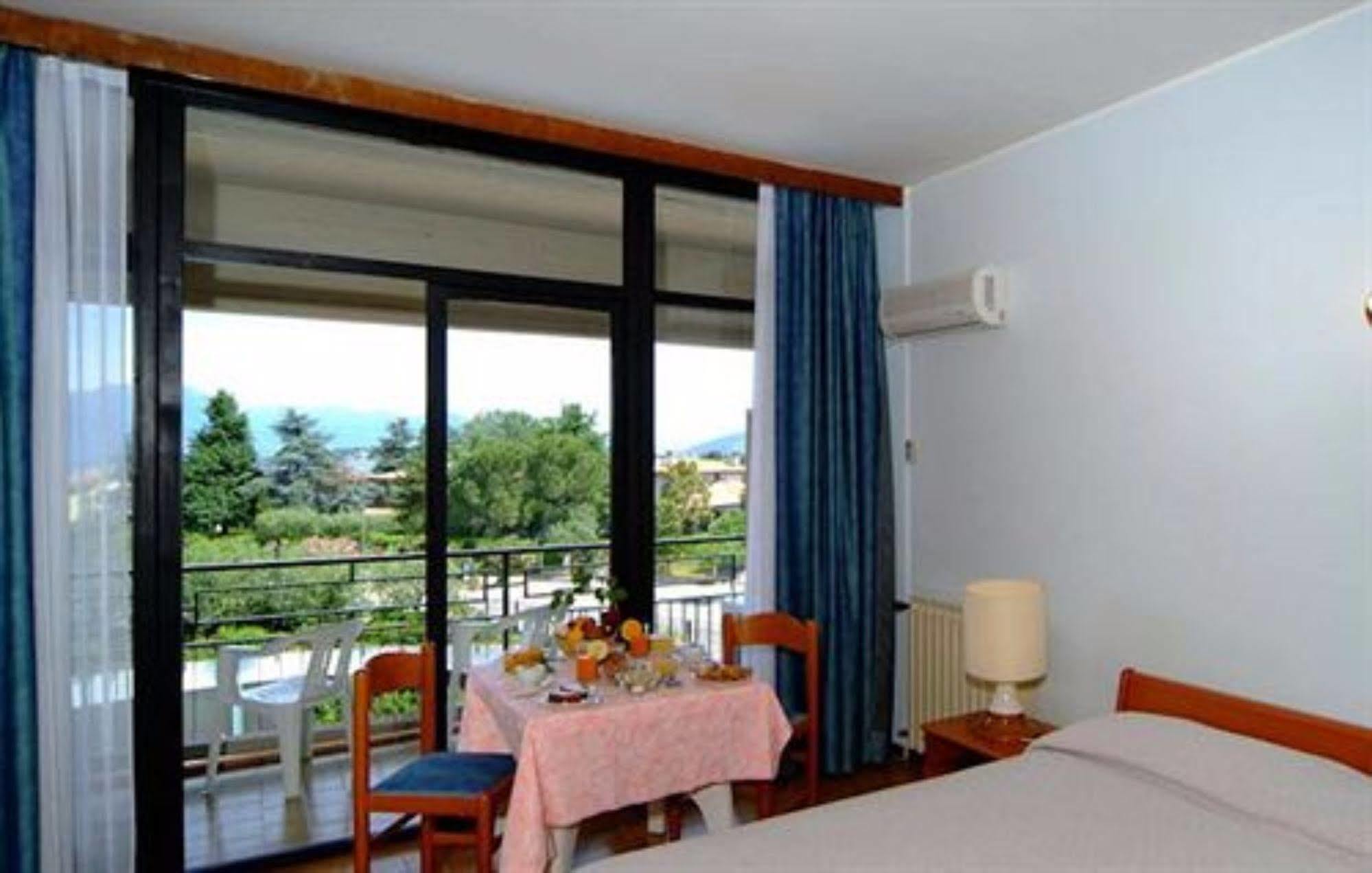 Khách sạn hẻo lánh Holiday