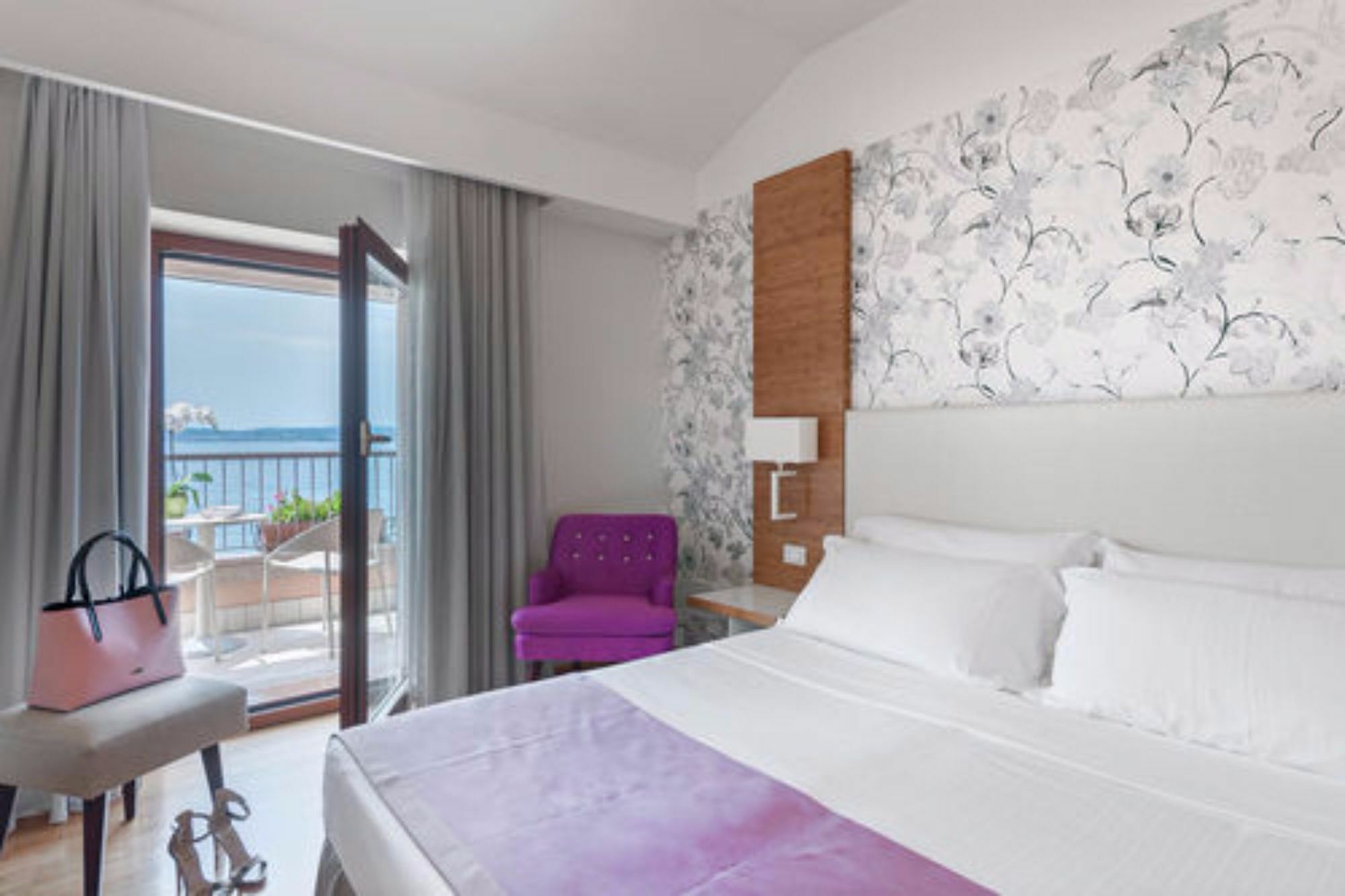 Eden Khách sạn 4*