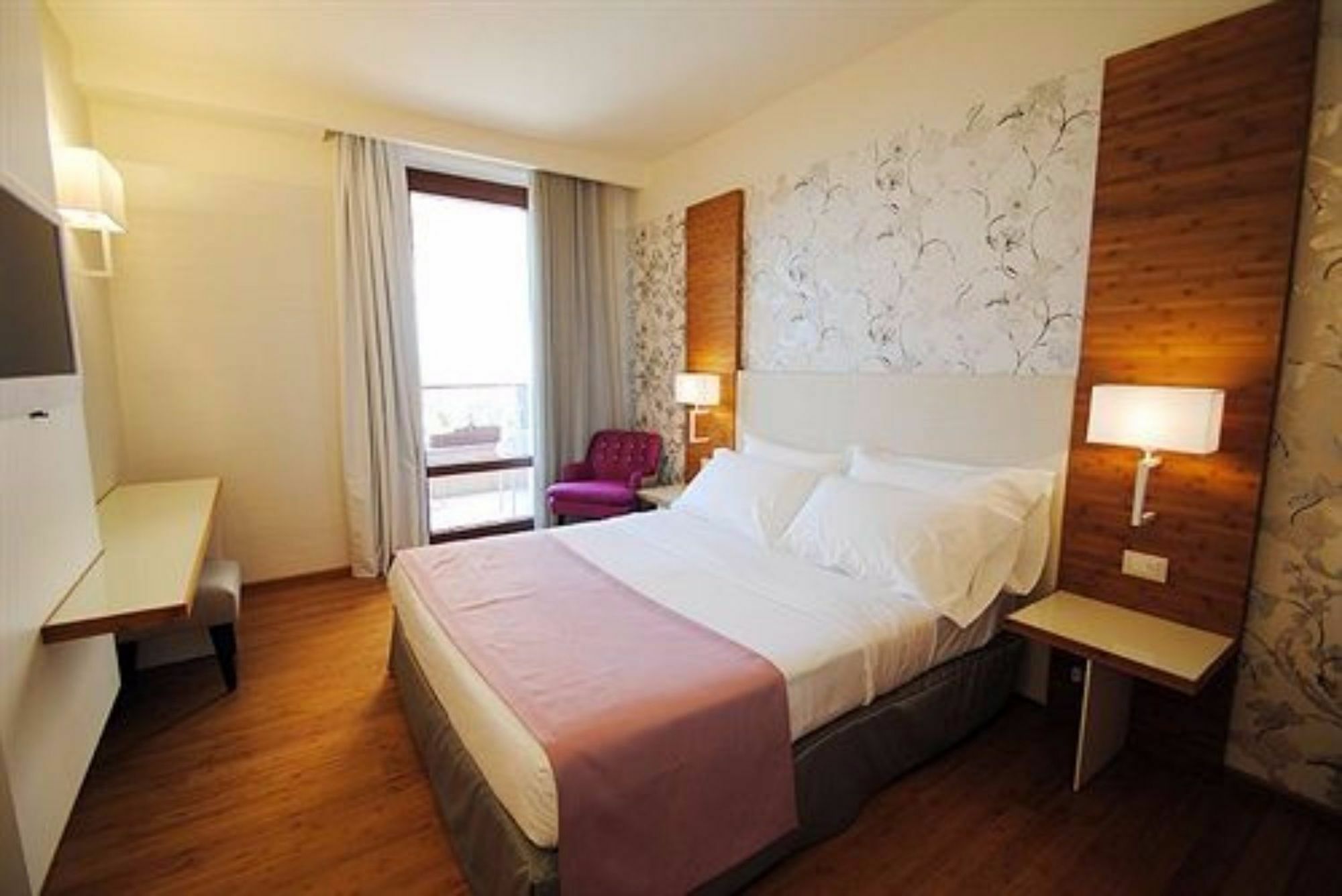 Eden Khách sạn 4*