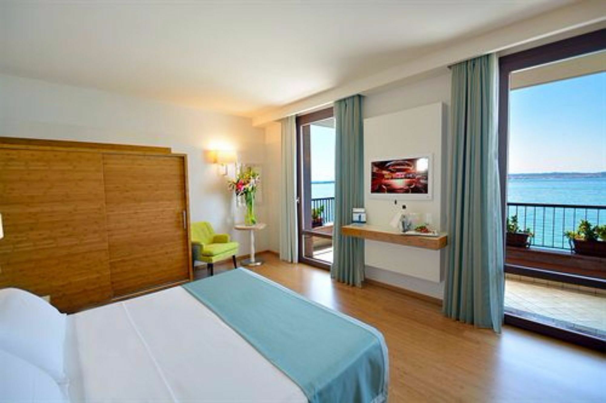 Khách sạn Eden 4*