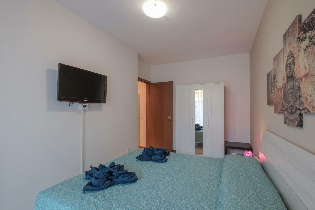 House And - 2 Apartment *