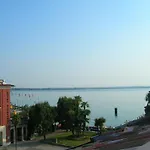 Le Reve - Lake View Rooms